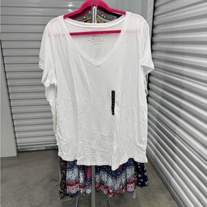 Torrid | Classic Fit V- Neck Tee in White | size 2